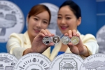 한국조폐공사는 14일 한국은행에서 한국의 문화유산 기념주화 포토세션 행사를 개최하고 실물을 공개했다