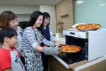 삼성전자가 7월 말까지 홈플러스와 연계해 삼성 직화오븐으로 간편하면서도 맛있는 요리를 완성하는 쿠킹 클래스를 진행한다