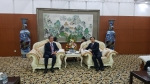 전국경제인연합회 허창수 회장(사진 왼쪽)과 루하오 헤이룽장성 성장(사진 오른쪽)이 환담을 나누고 있다