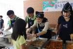 18일 가재울초등학교에서 열린 희망이음밥차 지역아동센터전국연합회 서울지부 체육대회 식사봉사에서 봉사자들이 배식을 하고 있다