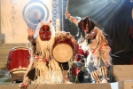 전통 북 ‘나마하게’를 연주하는 민속 도깨비 공연을 오가 온천에서 즐길 수 있다.
