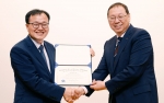 5일 서울 영등포구 여의대로에 위치한 LG 트윈타워에서 한국품질경영학회 회장 이상복 교수(서경대, 좌측)가 LG전자 대표이사 H&A사업본부장 조성진 사장에게 2016 글로벌 품질경