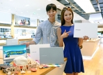 삼성전자 모델이 노트북 9 메탈 제품과 함께 PC 썸머 아카데미 행사를 소개하고 있다