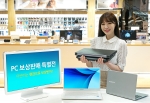 삼성전자 모델이 PC 보상판매 특별전을 소개하고 있다