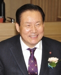 건국대학교(총장 송희영)가 19일 오후 서울 광진구 능동로 건국대학교 서울캠퍼스 행정관에서 명예박사학위 수여식을 갖고 손인국 이구산업 회장(67. 사진)에게 명예경영학박사 학위를 