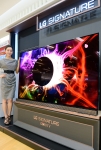 LG전자가 77형 LG 시그니처 올레드 TV를 출시한다