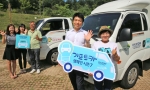 기프트카 시즌6를 통해 창업지원을 받아 성공적으로 점포를 운영중인 서창석 씨(왼쪽 세번째)와 김경빈 씨(오른쪽 첫번째)가 현대차그룹 및 초록우산 어린이재단 직원들과 함께 시즌7의 