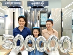 삼성전자 모델들이 21일 삼성 디지털프라자 홍대점에서 프리미엄 냉장고 50만대 누적 판매 돌파를 축하하고 있다