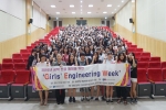 Girls Engineering Week(GEW)-지금은 공학 소녀시대’ 에 참여한 학생들이 기념촬영을 하고 있다