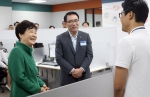 박근혜 대통령이 5일 오후 2시 서울 강남구 역삼로에 위치한 신한은행 스마트워킹센터를 방문해 신한은행 조용병 은행장(가운데)과 유연근무제로 근무하고 있는 신한은행 직원(오른쪽)과 