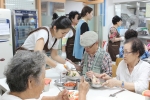 건국대학교가 운영하는 프리미엄 시니어 타운 더 클래식 500의 자원봉사단이 지난 11일 마지막 더위인 말복을 앞두고 광진구에 위치한 자양종합사회복지관을 방문해 지역 어르신들께 사랑