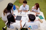 삼성전자 임직원들이 21일 삼성 투모로우 솔루션 (Samsung Tomorrow Solutions)결선 진출 20팀과 함께 사회 혁신을 위해 머리를 맞댔다