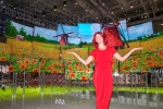IFA걸이 시티큐브 베를린 전시장에서 퀀텀닷 기술을 채용해 밝고 선명한 색상을 즐길 수 있는             퀀텀닷 SUHD TV를 소개하고 있다
