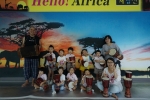 함양문화예술회관 헬로우 아프리카 제험전에서 어린이들이 젬베체험 교실을 마친후 단체사진을 찍고 있다