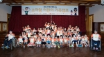 소아암 어린이 가족캠프에 참가한 어린이들이 배우 고아라와 함께 단체사진을 촬영하고 있다