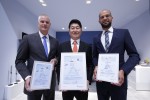 삼성전자 독일법인 Kai Hillebrandt 상무와 이정길 상무, TUV 라인란드의 Joerg Echter가(좌측부터)  삼성 스마트 TV의 사용성 인증서를 보여주고 있다
