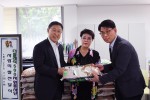 건국대학교가 운영하는 시니어 주거복지시설 더 클래식 500의 자원봉사단이 사랑의 쌀 행사를 진행했다