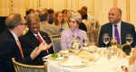 암환자 친구의 아미라 빈카람(Ameera Binkaram) 회장이 알 세위디, 조지 앨런 경과 함께 있다