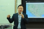 넷앱 전국섭 상무가 21일 가톨릭대학교 성심교정에서 컴퓨터정보공학부 학생 60여 명을 대상으로 최신 IT트렌드에 대해서 설명하고 있다