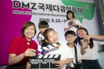 DMZ 기가스쿨 초등학생들이 제작한 단편영화 통일에 관한 짧은 필름 촬영을 마치고 KT IT 서포터즈와 함께 기념 촬영을 하고 있다