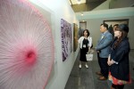 27일 삼성전자 화성캠퍼스에서 열린 삼성전자와 함께하는 용인-화성 미술작가 초대전에서 관람객들이 전시된 작품들을 감상하고 있다