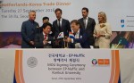 27일 열린 ‘한-네덜란드 경제협력 간담회’에서 민상기 건국대 총장(앞줄 왼쪽)과 테오 호흐힘스트라 네덜란드교육진흥원 본부장(앞줄 오른쪽)이 네덜란드 마르크 뤼터 총리(뒷줄 가운데