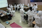 2016년 감염병 관리 및 위기대응과정에서 보호복 착·탈의 실습 중인 교육생들