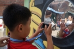 사진창의예술교육에 참가하는 발달장애 아동이 자신의 모습을 촬영하고 있다
