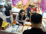 중국심천국제선물용품박람회에 참가한 유학생 노재도학생이 바이어에게 지역 중소기업 제품을 알리고 있다
