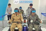 군인들이 자율주행 시뮬레이터를 체험하고 있다