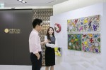 신한PWM도곡센터에 마련된 작가미술장터에서 고객들이 여유롭게 작품강상을 하는 모습이다