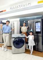 삼성전자 모델들이 18일 삼성 디지털프라자 강서본점에서 코리아 세일 페스타를 맞아 소비자들로부터 큰 인기를 끌고 있는 프리미엄 냉장고와 세탁기를 소개하고 있다