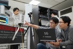 KT는 수원에 위치한 삼성 연구실에서 삼성전자와 함께 세계최초로 5G 규격 기반 데이터 통신에 성공했다