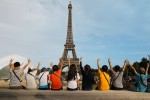 유럽을 여행하는 아이들이 에펠탑 앞에서 함께 포즈를 취하고 있다
