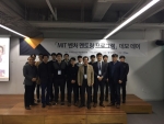 MIT벤처멘토링프로그램 데모데이 참가팀이 단체 사진을 촬영하고 있다