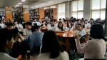 하계중학교 학생들이 치타 소녀와 좀비 소년의 작가 김영리 소설가와 만남을 갖고 있다