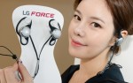LG전자 모델이 스포츠형 블루투스 이어폰 LG 포스(Force)를 착용하고 제품을 소개하고 있다