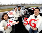 SK텔레콤과 BMW코리아가 영종도 BMW 드라이빙센터에 조성된 세계 최대 규모 5G 시험망에서 커넥티드카-드론-도로교통정보를 실시간 연결하는 미래주행 기술을 15일 선보였다