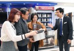 삼성전자 모델들이 23일 논현동 삼성 디지털프라자 강남본점에서 메탈그라운드로 고객들의 마음을 사로잡고 있는 삼성 프리미엄 김치냉장고 지펠아삭을 소개하고 있다