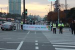 도로교통공단 서울지부가 25일 잠실역 사거리에서 출근길 보행자를 대상으로 교통사고 줄이기 캠페인을 전개하였다