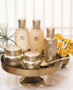 LG생활건강이 우리 자연의 청정한 기운을 담아 맑은 한방 안티에이징을 선사하는 수려한 천삼 본초 라인을 출시했다