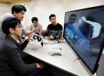 SK텔레콤은 벤처기업 3개사와 함께 5G 증강현실(AR)∙가상현실(VR) 등을 활용한 5G 서비스 개발에 착수했다고 4일 밝혔다. SK텔레콤 연구원과 벤처기업 룩시드랩스 연구원이 