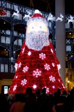 크리스마스를 맞아 롯데월드 어드벤처가 산타의 선물이라는 컨셉으로 다양한 탈거리와 즐길거리로 3일간의 크리스마스를 진행한다