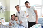 건국대병원이 해외 선천성 심장병 아이를 위해 무료 수술을 제공했다. 사진은 바트후양과 그 가족 그리고 이번 수술을 진행한 건국대병원 서동만 교수