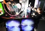 서울 동대문 K-live에 구축된 GiGA VR 체험존에서 관람객이 원형 어트랙션을 체험하고 있다