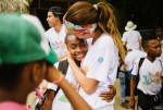 콜롬비아 바콩고 캠프에서 한 상담가가 캠프 어린이를 끌어안고 있다