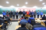 김재규 경찰·공무원학원이 2017년 첫 모의고사 성적우수 장학금을 수험생들에게 전달했다