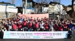지멘스 더 나눔 봉사단 단원들이 10일 서울 노원구 서울연탄은행을 찾아 사랑의 연탄 나눔 봉사활동을 펼치고 있다