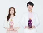 LG생활건강이 명품 향수의 향처럼 고급스러운 향기를 그대로 담은 프리미엄 섬유유연제 브랜드 아우라를 신규 론칭했다