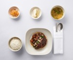 싱가포르항공이 3월부터 새로운 다이닝 콘셉트인 한식을 론칭한다. 사진은 비즈니스클래스 소갈비요리와 쌀밥